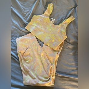 Leggings and sport bra yellow with design the sports braw is reversible